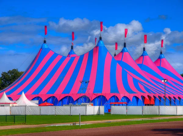 Roze en blauwe big top circustent — Stockfoto