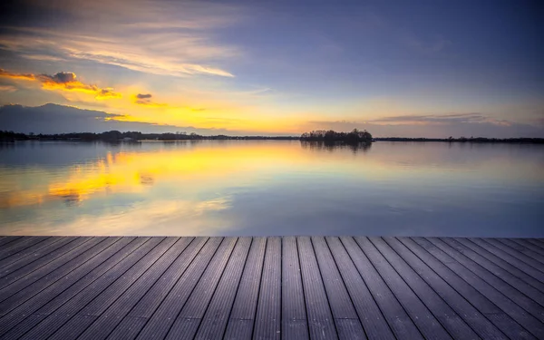 Göl günbatımı ürün montaj görüntüleme için hazır, üzerinde Oda