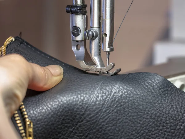 Sewing machine in a leather workshop — Stock Photo, Image
