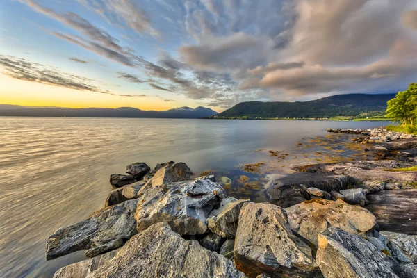 Costa rochosa em Romsdalsfjord — Fotografia de Stock