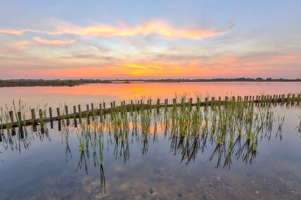 湖護岸と湖に沈む夕日 — ストック写真