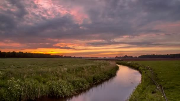 Sunrise ova nehir Hollanda üzerinden Timelapse — Stok video