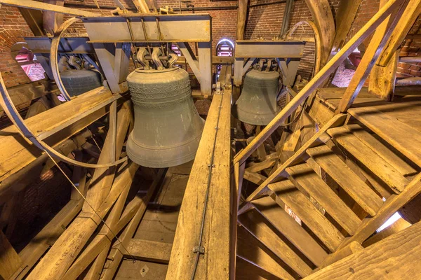 Duże mosiężne dzwony w kościele — Zdjęcie stockowe