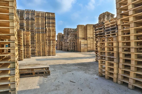 Stapels van pallet op bedrijventerrein — Stockfoto