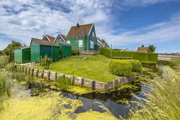 Casas típicas del pueblo de pescadores en la isla de Marken — Foto de Stock