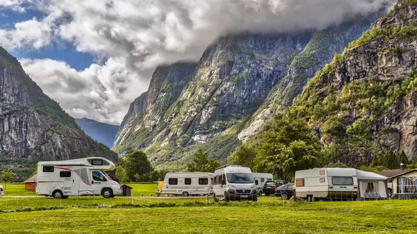 Caravanes et campeurs sur le camping norvégien — Photo