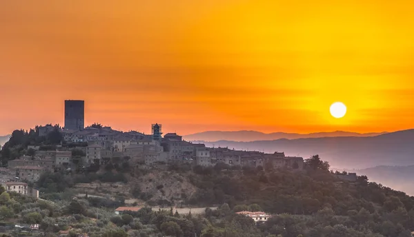 Toscaanse dorp bij zonsopgang — Stockfoto