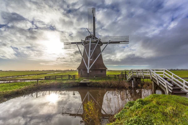 Mulino a vento olandese lungo il canale — Foto Stock