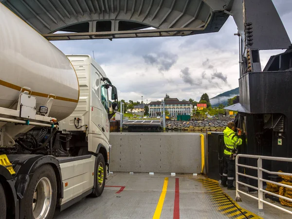 Docking autoferry gezien vanuit het oogpunt van de passagier in Noorwegen — Stockfoto