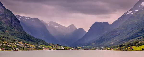 Vista panorâmica da aldeia antiga em Briksdalsbreen Vale Glacial — Fotografia de Stock