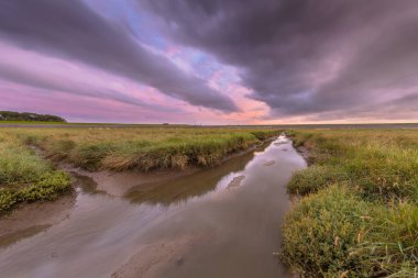 Günbatımı graben dere üzerinde
