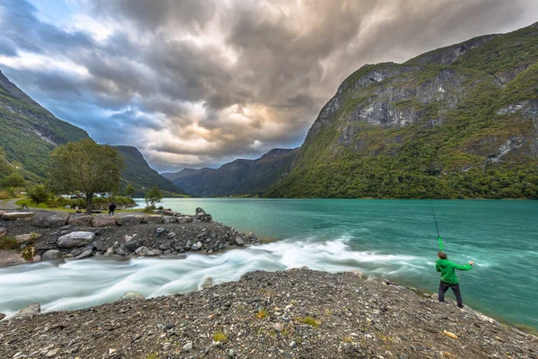 Menino pesca no lago Oldevatnet de Jostedalsbreen vale — Fotografia de Stock
