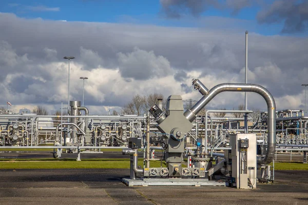 Газовая скважина с трубопроводами — стоковое фото