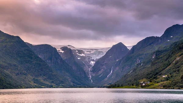 Uitzicht op de gletsjer Briksdalsbreen vallei — Stockfoto