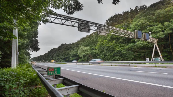 Otoyol trafik işareti makas köprüsü — Stok fotoğraf