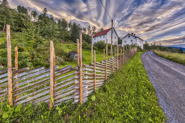 Maison norvégienne avec clôture traditionnelle à poteaux ronds — Photo