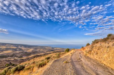 Dağ yolu üzerinde Kıbrıs Adası Deniz Manzaralı
