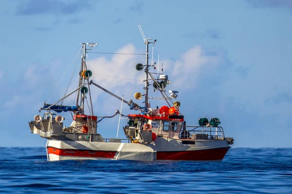 Макрель гак лінія рибальська судно на блакитному океані — стокове фото