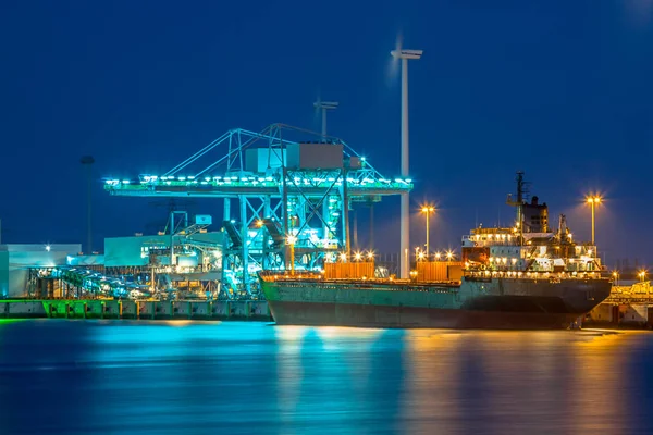 Nákladní loď v přístavu v noci — Stock fotografie