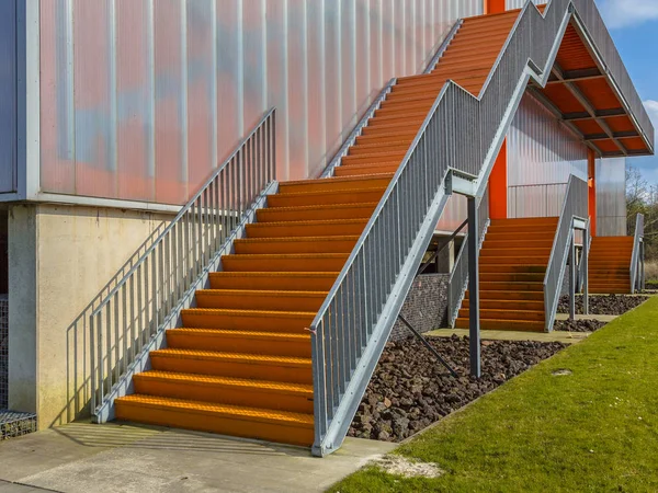 Escalier orange sortie de secours — Photo