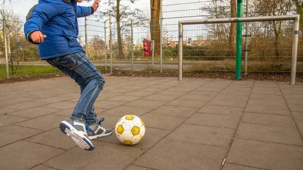 Junge tritt Ball aufs Tor — Stockfoto