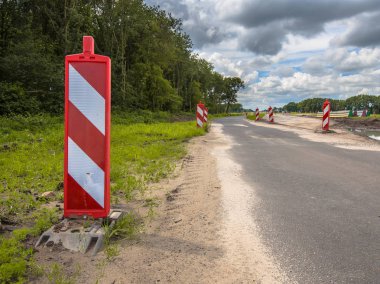 Uyarı işareti yol eserler