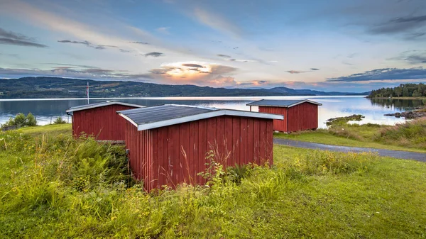 Norveç'te Gölü sahildeki kırmızı ahşap kabin — Stok fotoğraf