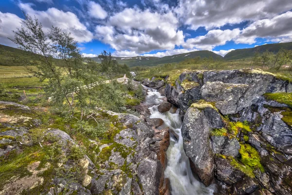 Wilder Fluss mit Wasserfall in hardangervidda — Stockfoto