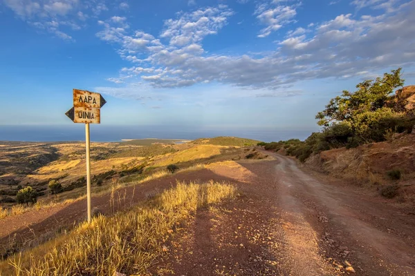 Подписана грунтовая дорога с видом на море на острове Кипр . — стоковое фото
