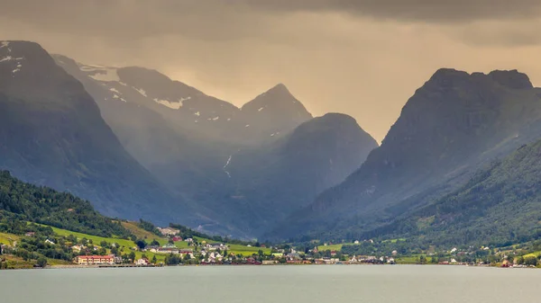 Olden dorp in de vallei van de Briksdalsbreen Glacial — Stockfoto