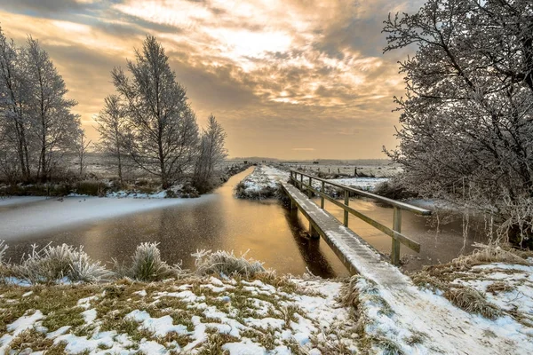 Canal congelado na parte norte da província de Drenthe — Fotografia de Stock