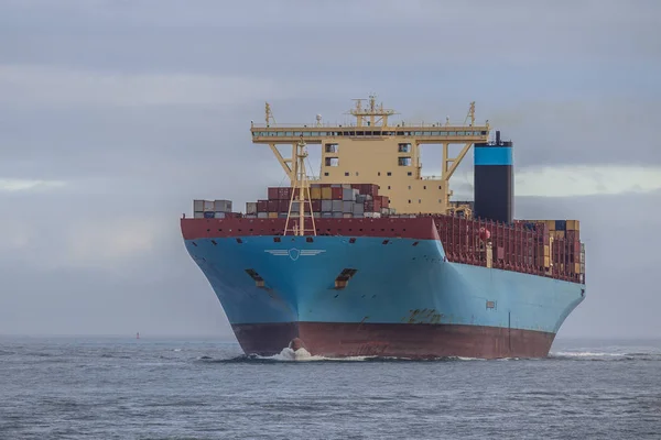 Гигантский контейнерный корабль — стоковое фото