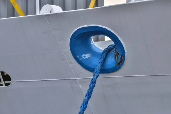 Blue Rope tied to white hull — Stock Photo, Image