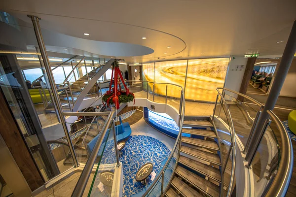 豪華な航海旅客フェリーの階段 — ストック写真