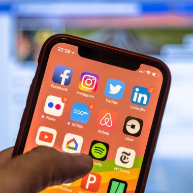 Sosyal medya app simgeleri modern smartphone cep telefonu ile