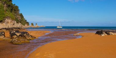 Yelkenli yat Abel Tasman Ulusal Parkı içinde