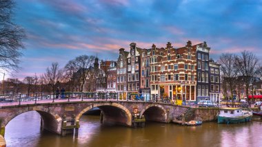 gün batımı Amsterdam kanal evleri