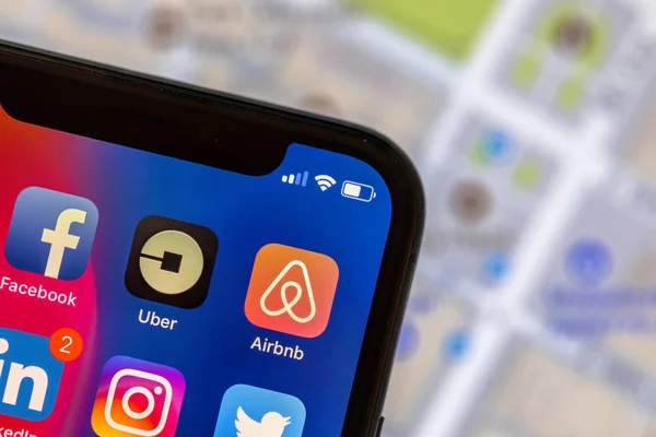 Aplicación Airbnb en el teléfono móvil con fondo de mapa de calle — Foto de Stock