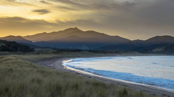 Bela Baía de Waikawau pôr do sol Nova Zelândia — Fotografia de Stock