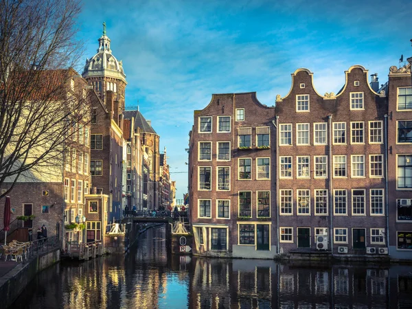 Stary kanał domy w stylu retro i Armbrug Amsterdam — Zdjęcie stockowe