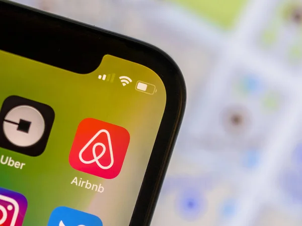 Aplicación Airbnb en el teléfono móvil con mapa de calle — Foto de Stock