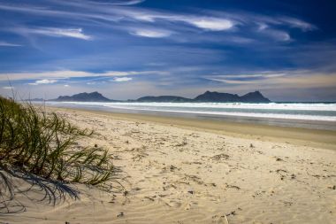 Güzel mavi gökyüzü Waipu, Yeni Zelanda ile beyaz Sandy Beach