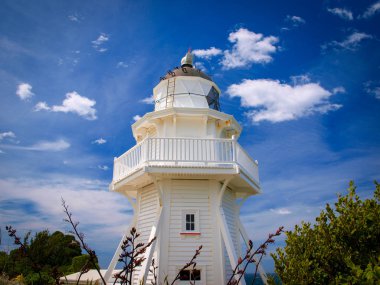 Beyaz ahşap deniz feneri