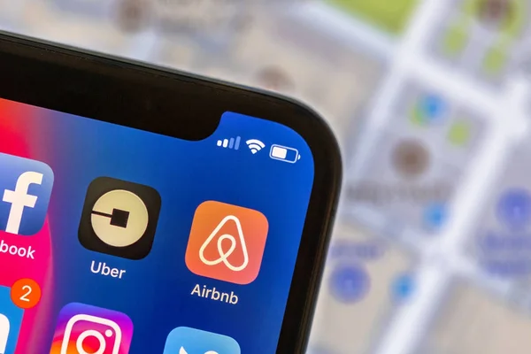 Airbnb aplikaci logo na mobil s mapa ulic — Stock fotografie