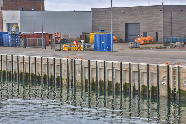 Liten industriell hamn med utrustning — Stockfoto