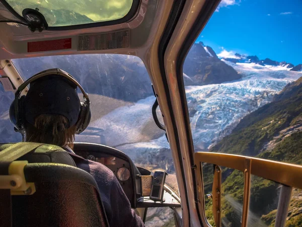 Buzul üzerinde uçan helikopter — Stok fotoğraf