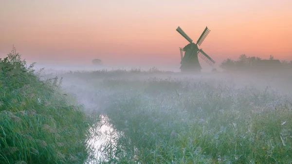 Paisaje polder holandés con molino de viento tradicional — Foto de Stock