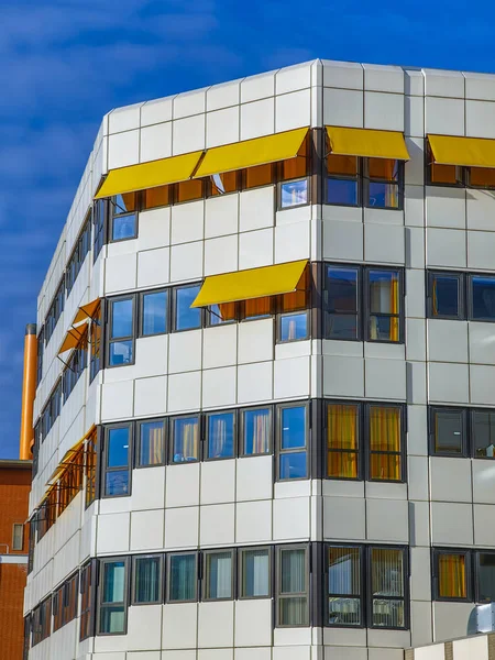 Szczegół Szpital budynku z osłony przeciwsłoneczne — Zdjęcie stockowe