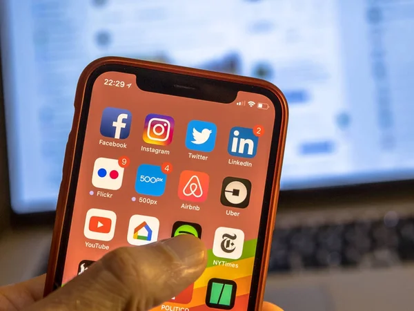 Iconos de aplicaciones de redes sociales en el nuevo iphone — Foto de Stock