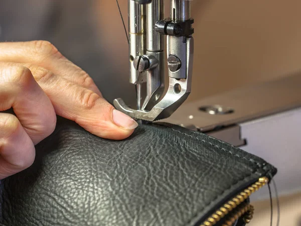 Sewing machine operated in workshop — Stock Photo, Image